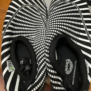 Kids black and white wave swim shoes